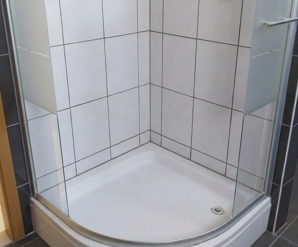 Dusche mit frisch verfugten, sauberen Fugen und aufgewertetem Look